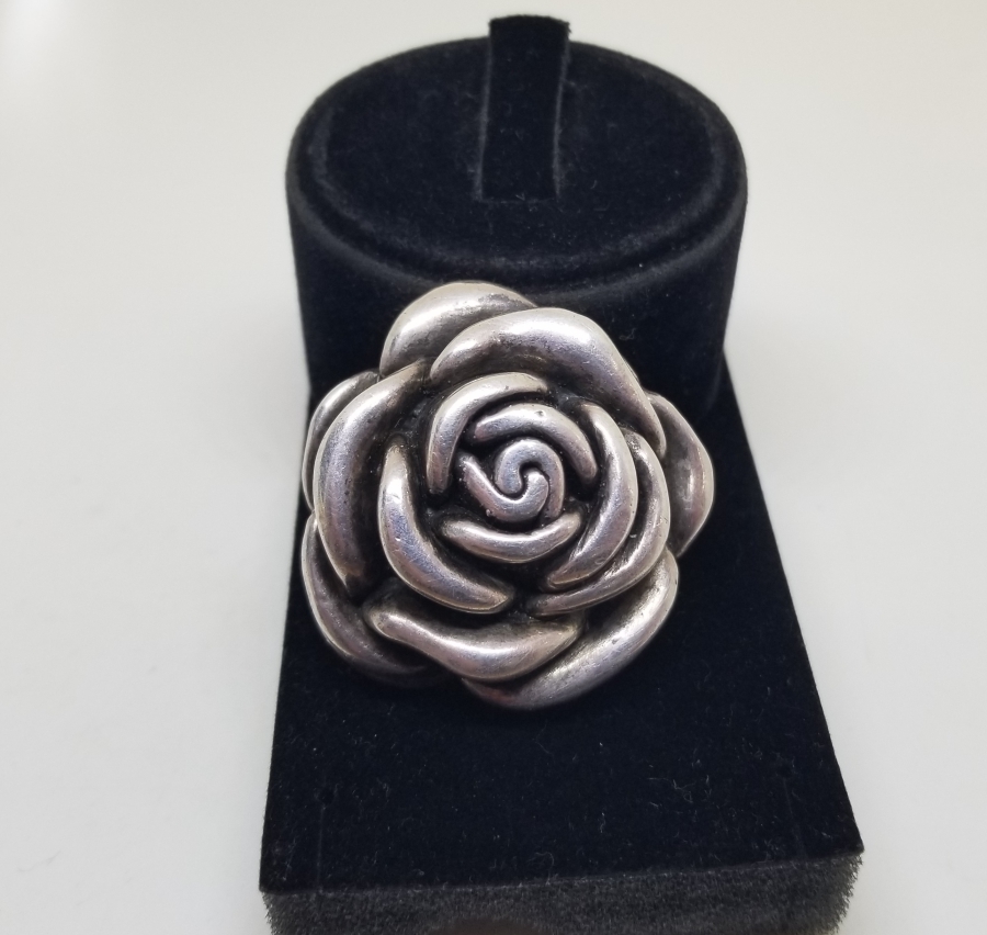 KABARTMA İŞÇİLİKLİ GÜL FORMLU GÜMÜŞ KOLYE UCU