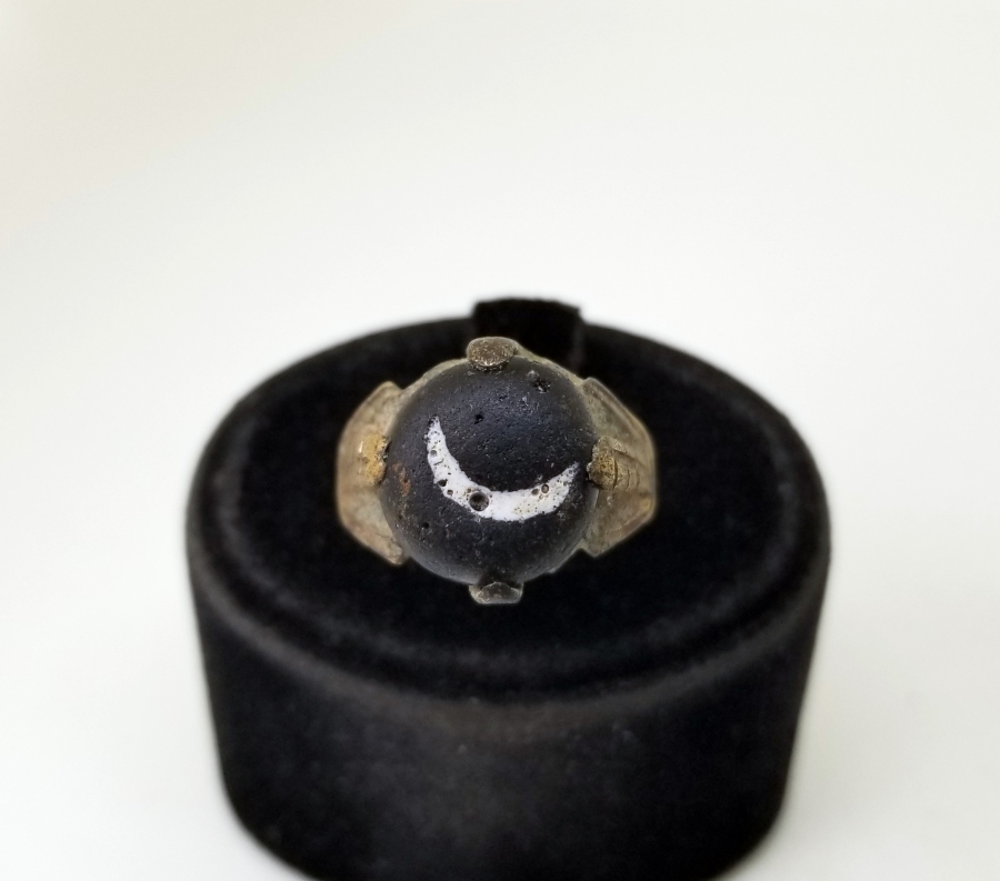 ÜZERİ HİLAL FORMLU DOĞAL OLUŞUMLU AKİK TAŞLI YÜZÜK