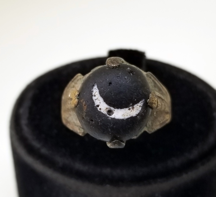 ÜZERİ HİLAL FORMLU DOĞAL OLUŞUMLU AKİK TAŞLI YÜZÜK