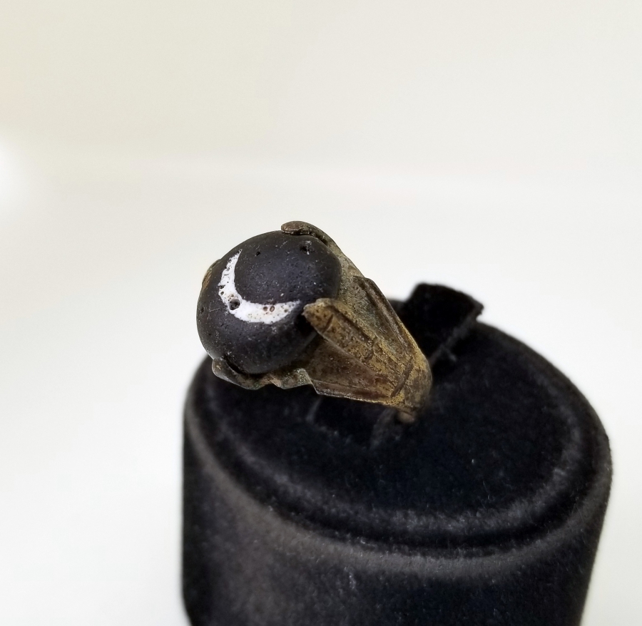 ÜZERİ HİLAL FORMLU DOĞAL OLUŞUMLU AKİK TAŞLI YÜZÜK