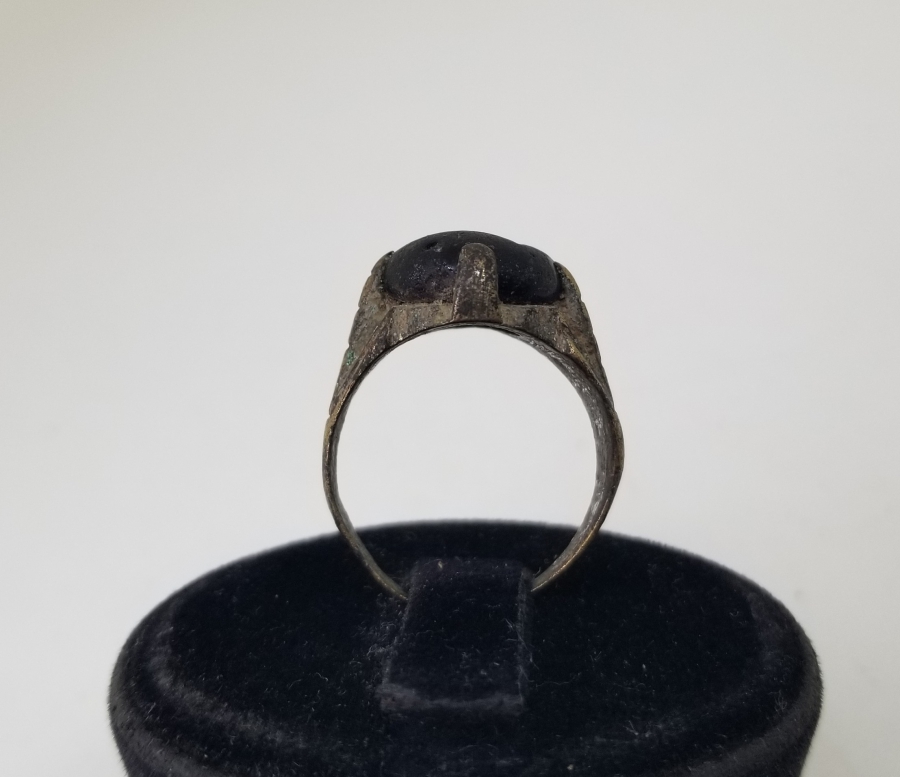 ÜZERİ HİLAL FORMLU DOĞAL OLUŞUMLU AKİK TAŞLI YÜZÜK