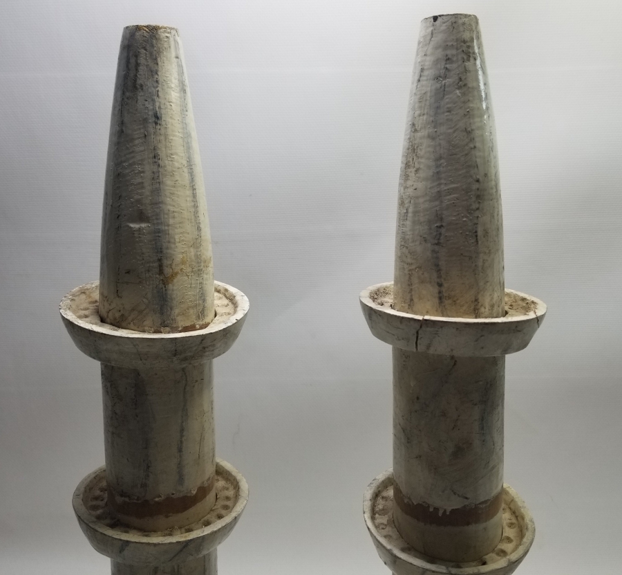 MİNARE FORMUNDA YAPILMIŞ OSMANLI DÖNEMİ İKİ ADET AHŞAP MİHRAP ŞAMDANI