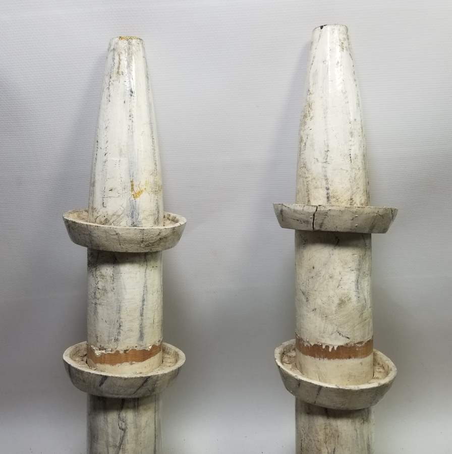 MİNARE FORMUNDA YAPILMIŞ OSMANLI DÖNEMİ İKİ ADET AHŞAP MİHRAP ŞAMDANI