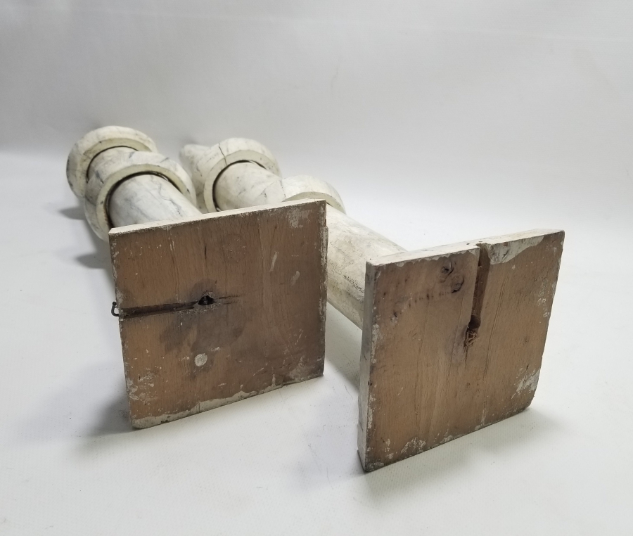 MİNARE FORMUNDA YAPILMIŞ OSMANLI DÖNEMİ İKİ ADET AHŞAP MİHRAP ŞAMDANI