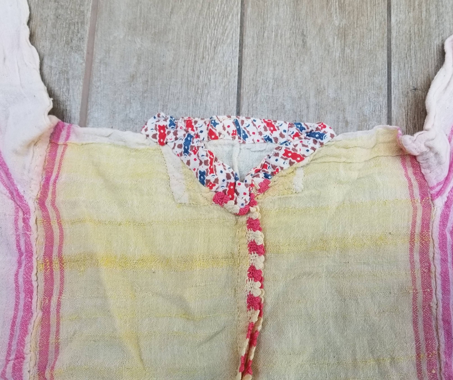 YAKASI VE KOLLARI İŞLEMELİ OSMANLI DÖNEMİ İPEKLİ GELİN İÇLİĞİ