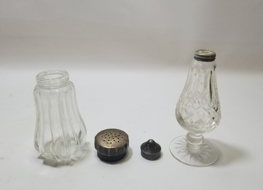 İKİ ADET ANTİKA BÜYÜK BOY TUZLUK BİBERLİK