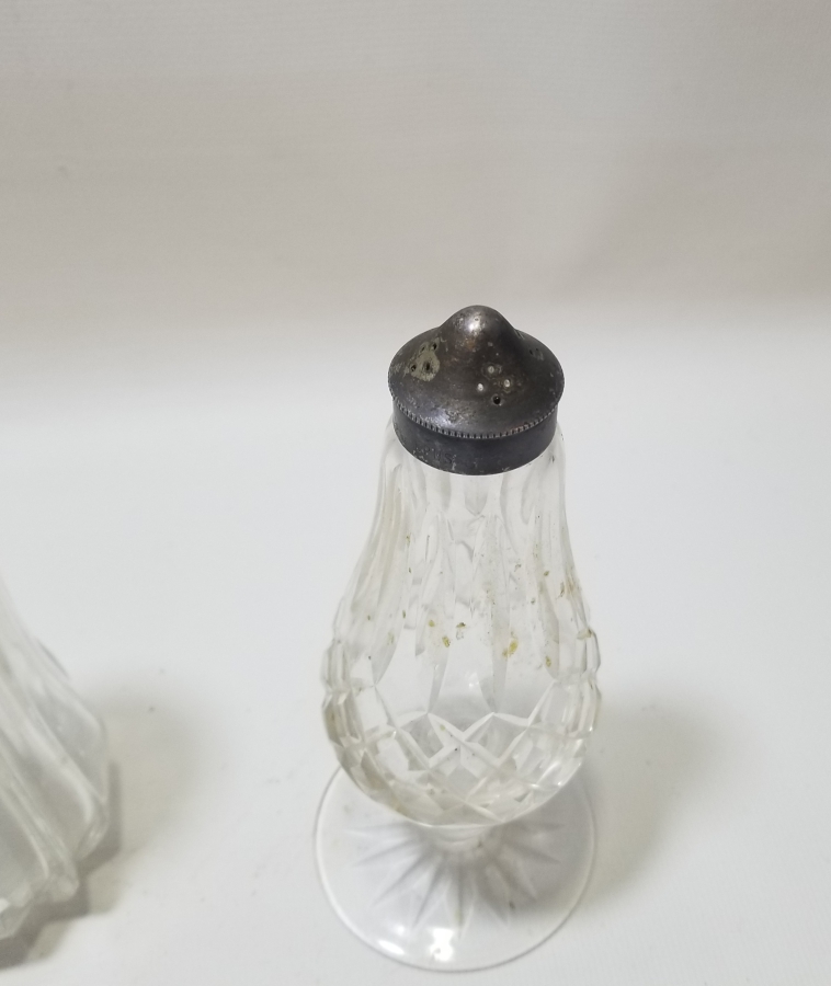 İKİ ADET ANTİKA BÜYÜK BOY TUZLUK BİBERLİK