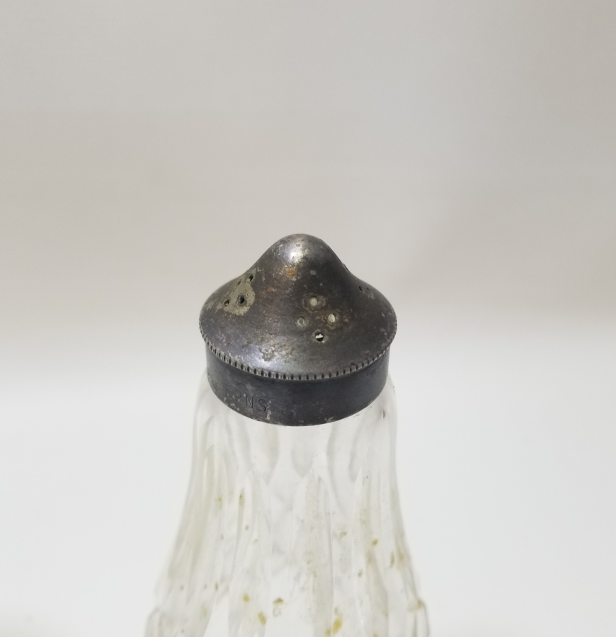 İKİ ADET ANTİKA BÜYÜK BOY TUZLUK BİBERLİK