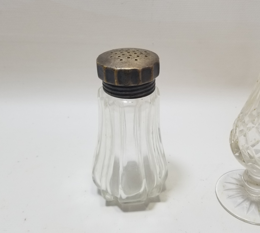 İKİ ADET ANTİKA BÜYÜK BOY TUZLUK BİBERLİK