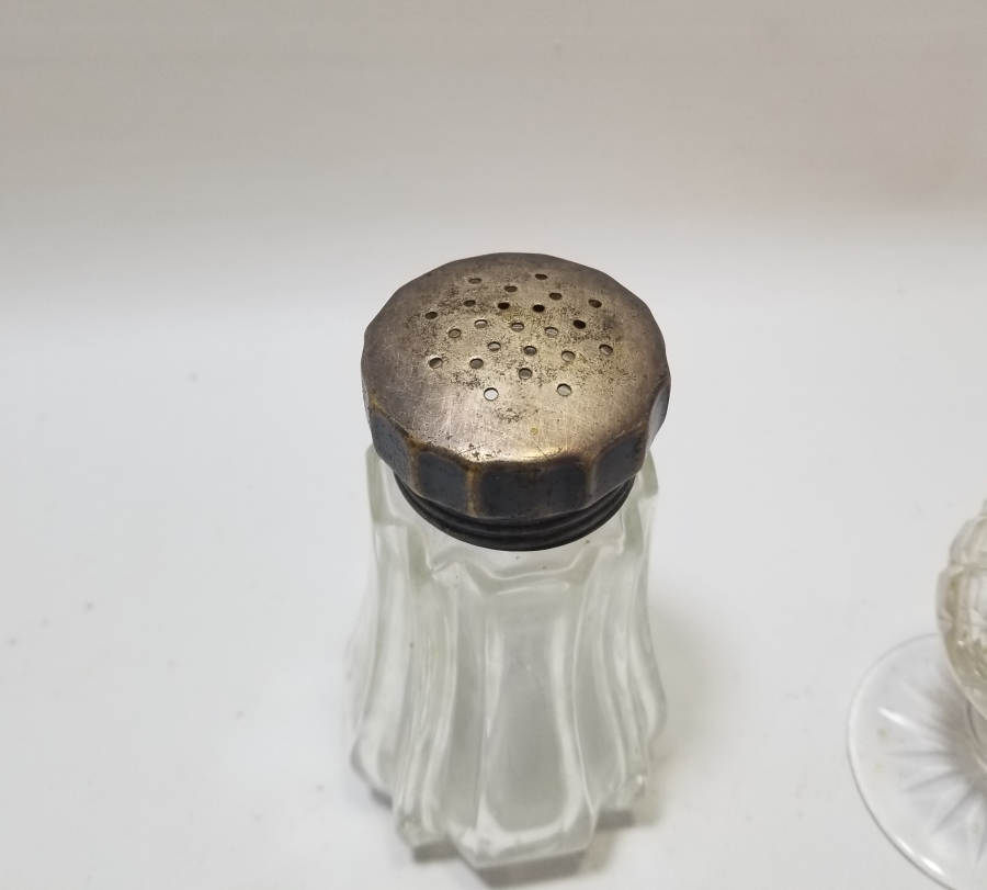 İKİ ADET ANTİKA BÜYÜK BOY TUZLUK BİBERLİK