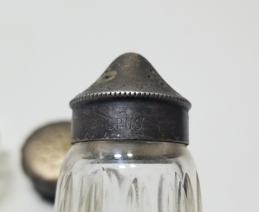 İKİ ADET ANTİKA BÜYÜK BOY TUZLUK BİBERLİK