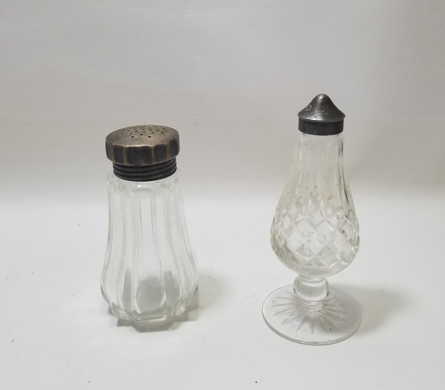 İKİ ADET ANTİKA BÜYÜK BOY TUZLUK BİBERLİK