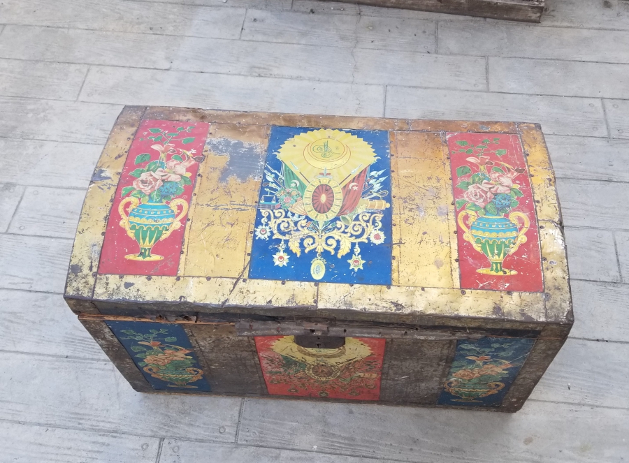 ÜZERİNDE OSMANLI DEVLET ARMASI BULUNAN OSMANLI DÖNEMİ NADİR ÇEYİZ SANDIĞI