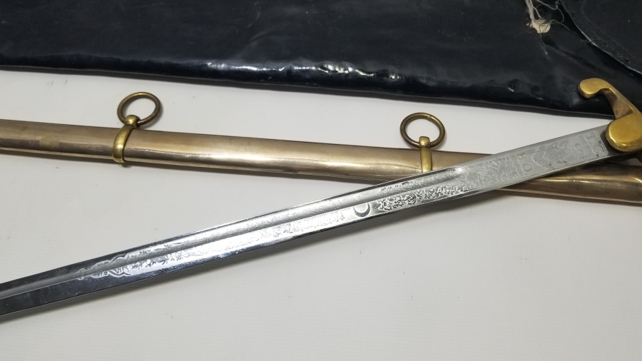 ORİJİNAL ÇANTASINDA BOYNUZ SAPLI ANTİKA SUBAY KILICI