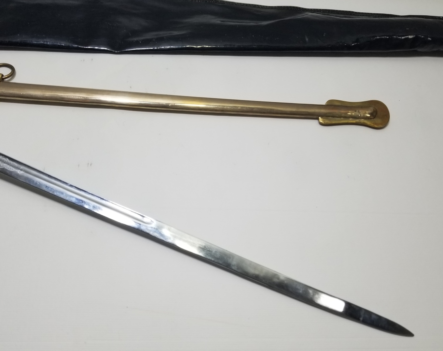 ORİJİNAL ÇANTASINDA BOYNUZ SAPLI ANTİKA SUBAY KILICI