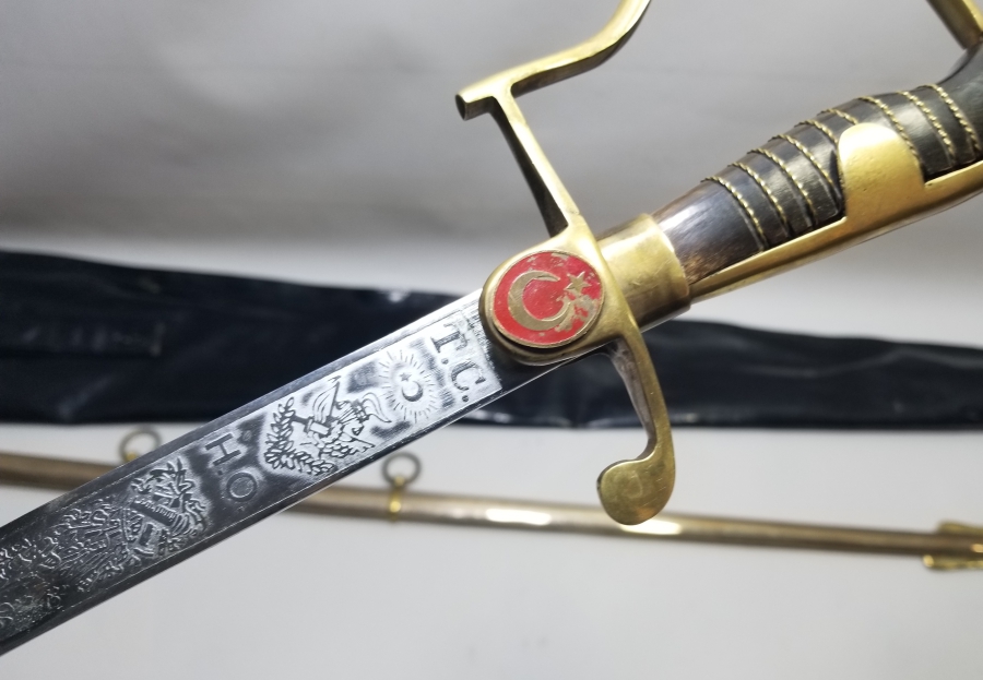 ORİJİNAL ÇANTASINDA BOYNUZ SAPLI ANTİKA SUBAY KILICI