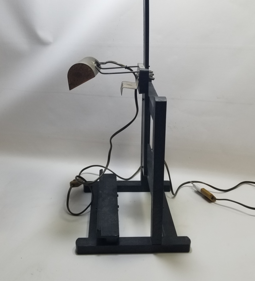 NADİR FORMDA AHŞAP AYAKLI ANTİKA TABLO STANDI