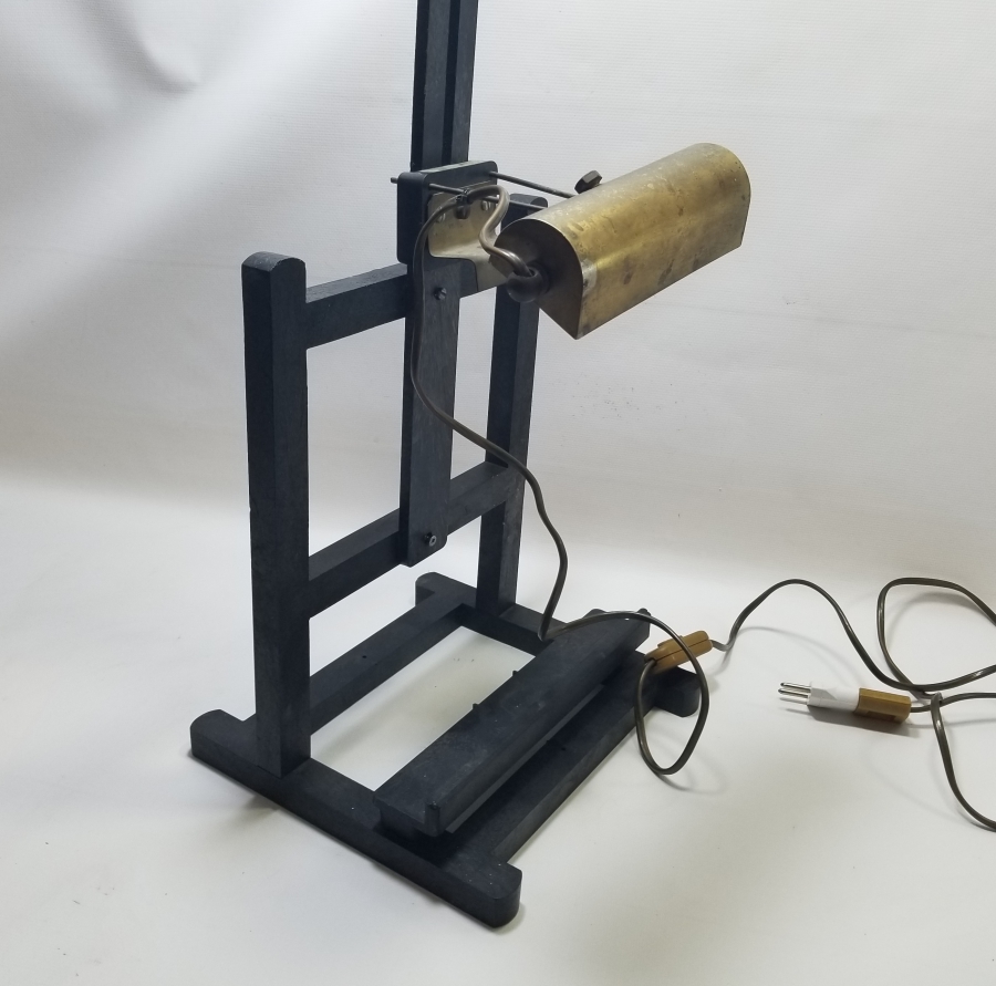 NADİR FORMDA AHŞAP AYAKLI ANTİKA TABLO STANDI