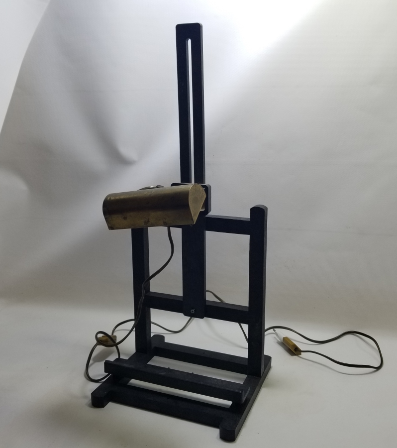 NADİR FORMDA AHŞAP AYAKLI ANTİKA TABLO STANDI