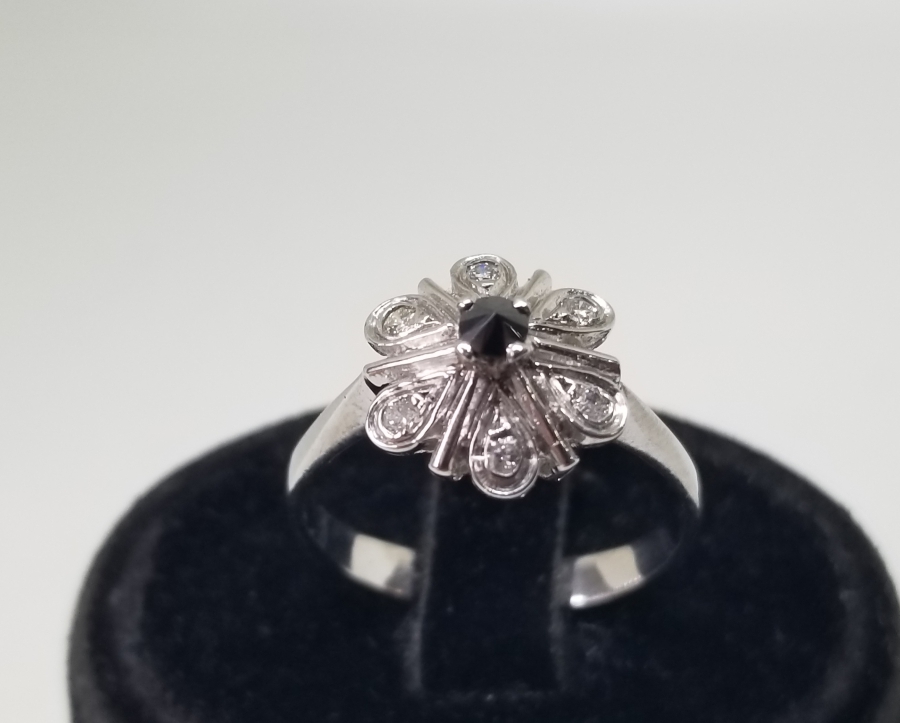 GRANAT VE PIRLANTA TAŞLI PAPATYA MODEL YÜZÜK