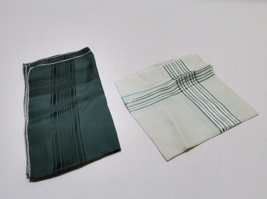 İKİ ADET ANTİKA İPEK BAYRAM MENDİLİ