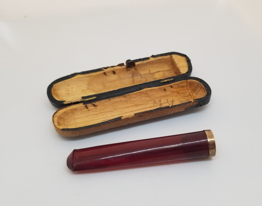 ORİJİNAL KUTUSUNDA İÇİ HARELİ OSMANLI DÖNEMİ SIKMA KEHRİBAR SİGARA AĞIZLIĞI