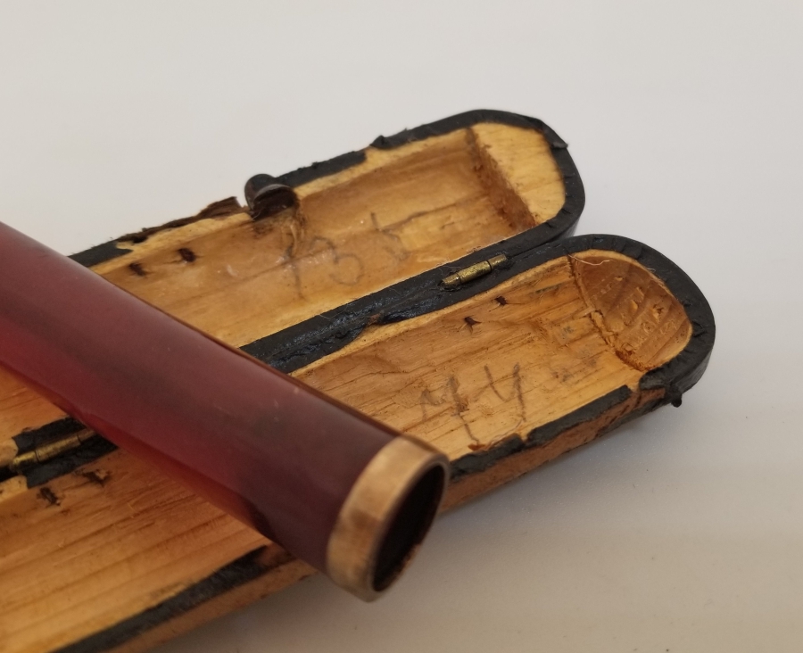 ORİJİNAL KUTUSUNDA İÇİ HARELİ OSMANLI DÖNEMİ SIKMA KEHRİBAR SİGARA AĞIZLIĞI