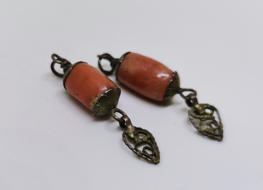 OSMANLI DÖNEMİ MERCAN TAŞLI İKİ ADET GÜMÜŞ KOLYE UCU