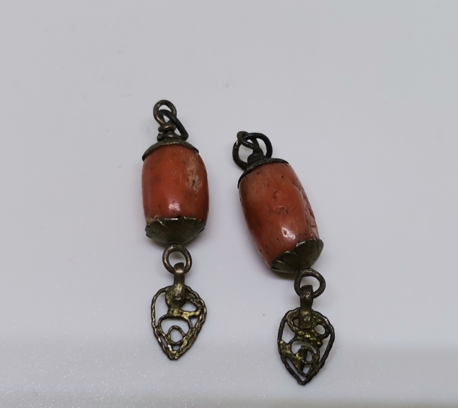 OSMANLI DÖNEMİ MERCAN TAŞLI İKİ ADET GÜMÜŞ KOLYE UCU