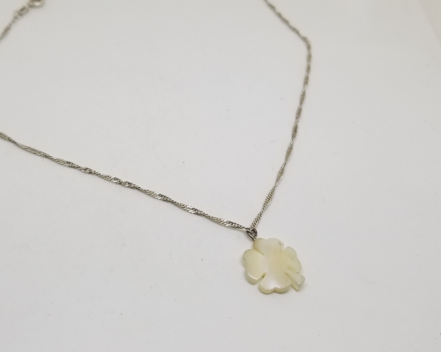 DÖRT YAPRAKLI YONCA FORMUNDA YAPILMIŞ GÜMÜŞ ZİNCİRLİ SEDEF KOLYE UCU