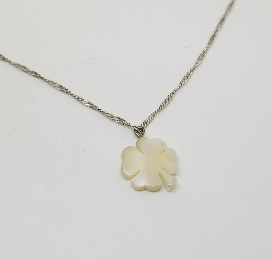 DÖRT YAPRAKLI YONCA FORMUNDA YAPILMIŞ GÜMÜŞ ZİNCİRLİ SEDEF KOLYE UCU