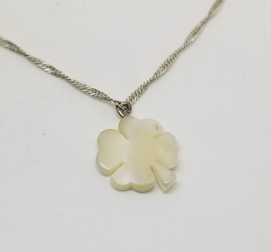 DÖRT YAPRAKLI YONCA FORMUNDA YAPILMIŞ GÜMÜŞ ZİNCİRLİ SEDEF KOLYE UCU