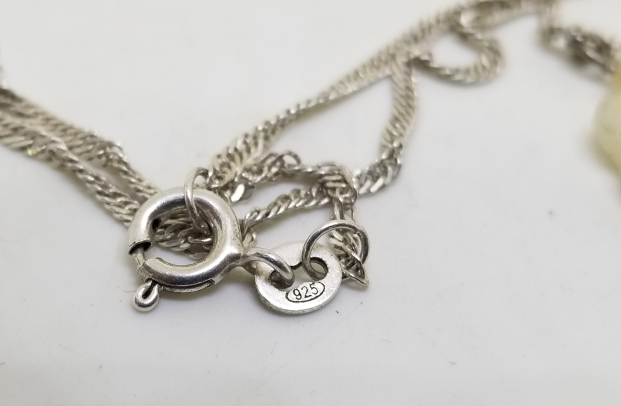 DÖRT YAPRAKLI YONCA FORMUNDA YAPILMIŞ GÜMÜŞ ZİNCİRLİ SEDEF KOLYE UCU