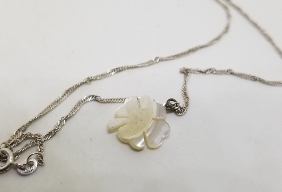 DÖRT YAPRAKLI YONCA FORMUNDA YAPILMIŞ GÜMÜŞ ZİNCİRLİ SEDEF KOLYE UCU