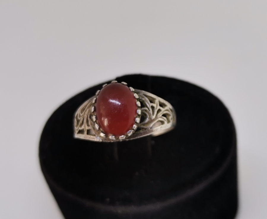 KABARTMA İŞÇİLİKLİ VE AKİK TAŞLI GÜMÜŞ YÜZÜK