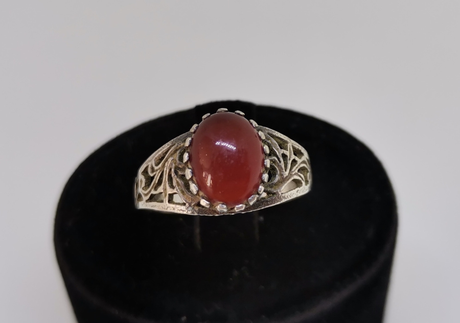 KABARTMA İŞÇİLİKLİ VE AKİK TAŞLI GÜMÜŞ YÜZÜK