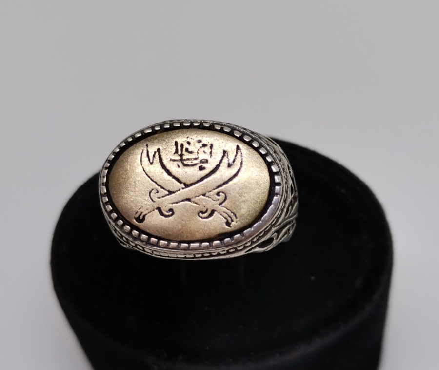 ZÜLFİKAR KILIÇLI KABARTMA İŞÇİLİKLİ GÜMÜŞ YÜZÜK