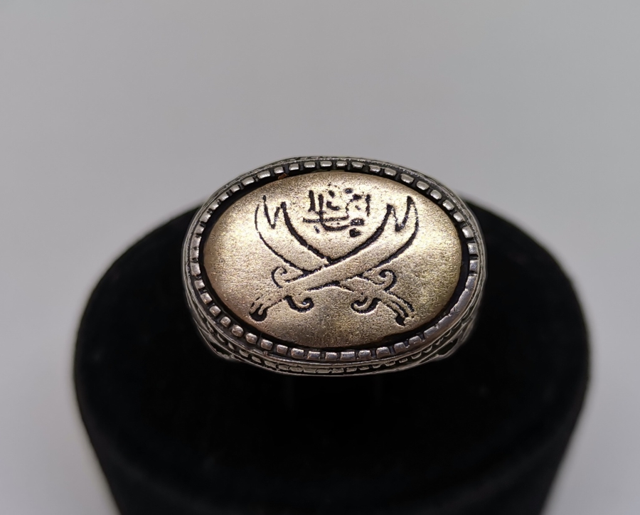 ZÜLFİKAR KILIÇLI KABARTMA İŞÇİLİKLİ GÜMÜŞ YÜZÜK