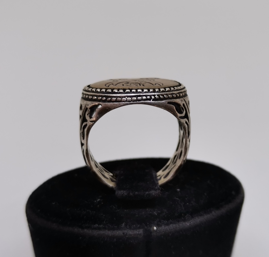 ZÜLFİKAR KILIÇLI KABARTMA İŞÇİLİKLİ GÜMÜŞ YÜZÜK