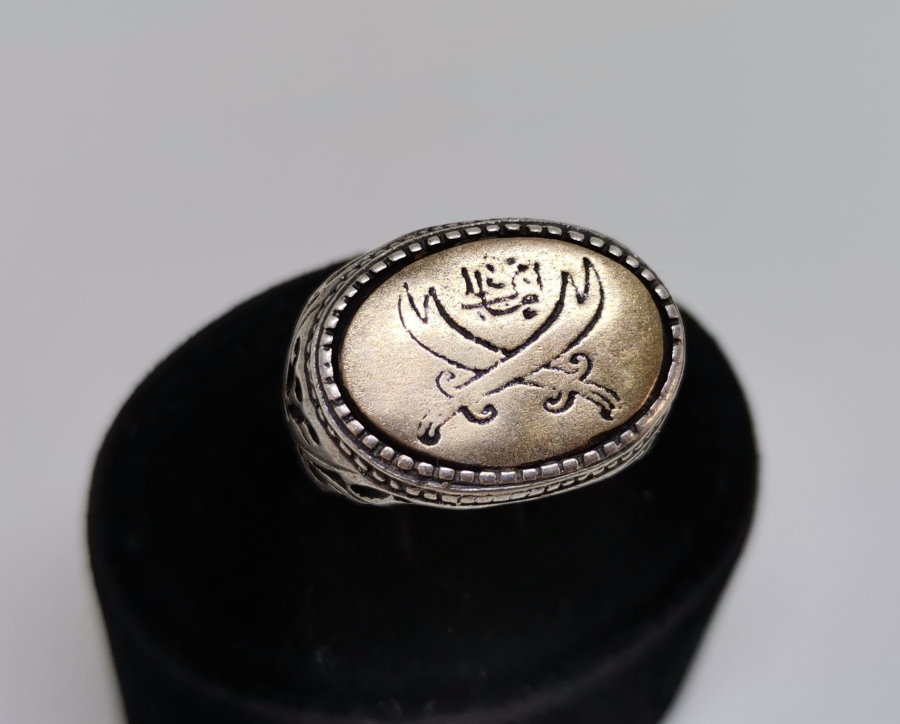 ZÜLFİKAR KILIÇLI KABARTMA İŞÇİLİKLİ GÜMÜŞ YÜZÜK