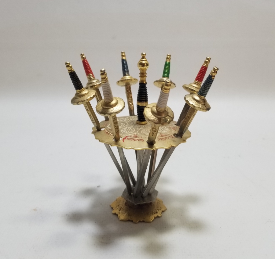 ANTİKA TOLEDO İŞİ KILIÇ FORMUNDA KANEPE STANDI