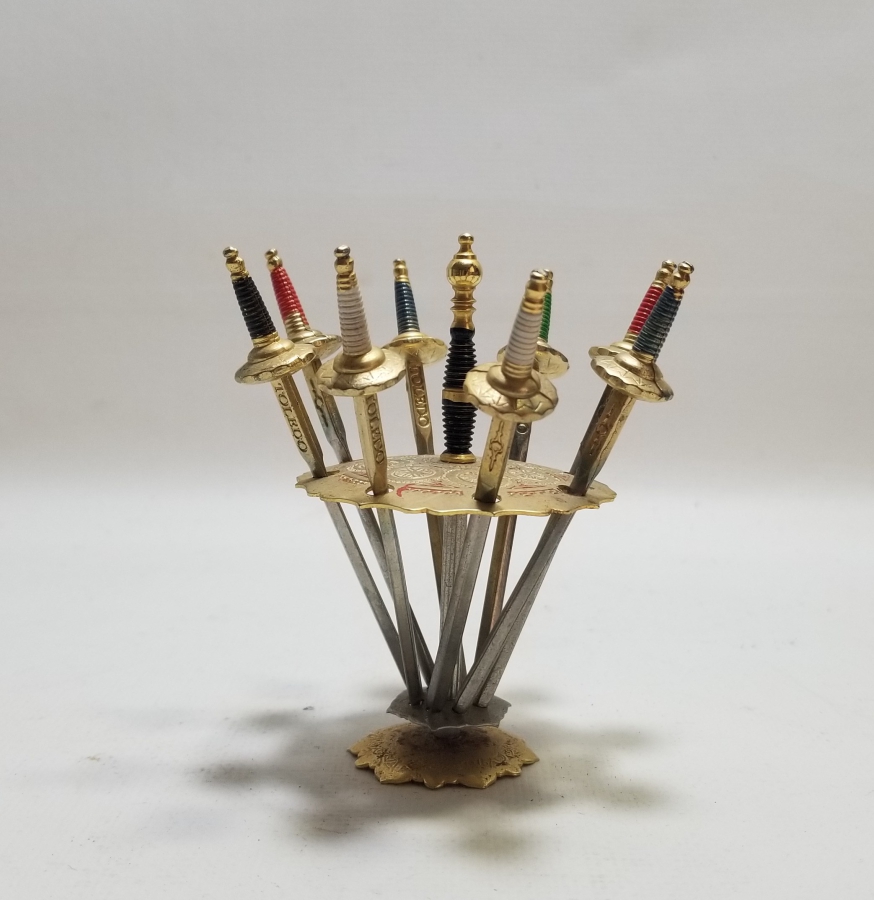 ANTİKA TOLEDO İŞİ KILIÇ FORMUNDA KANEPE STANDI