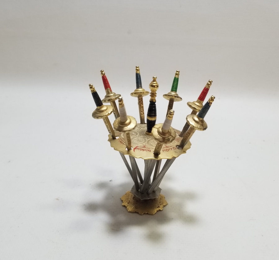 ANTİKA TOLEDO İŞİ KILIÇ FORMUNDA KANEPE STANDI