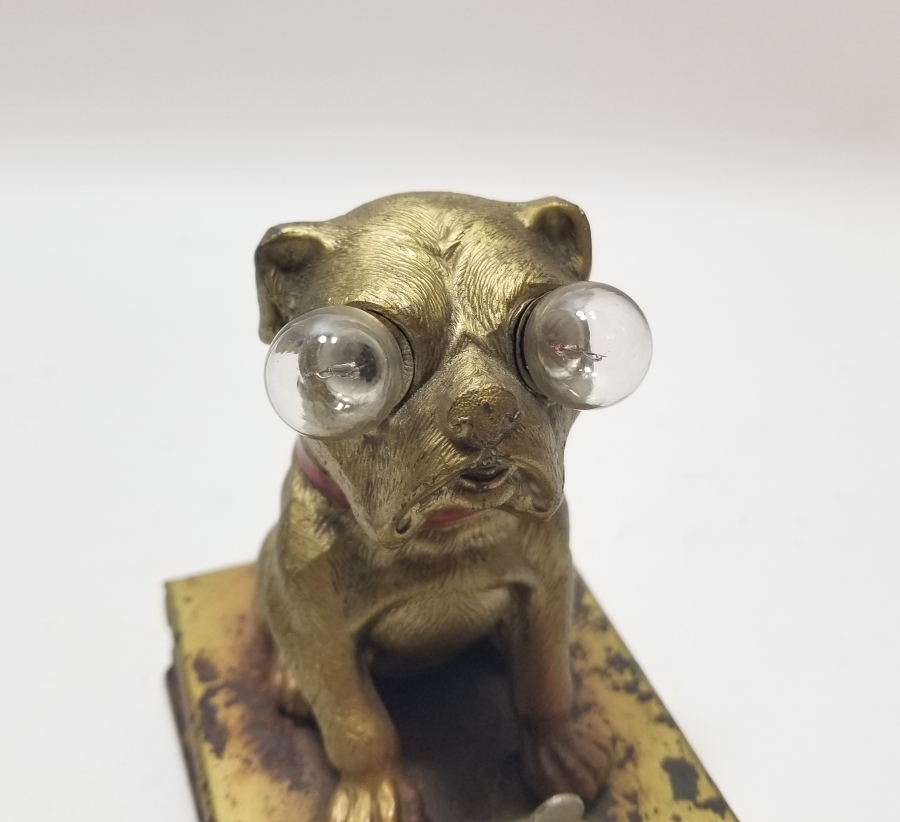 OTURAN KÖPEK FİGÜRLÜ ANTİKA LAMBA