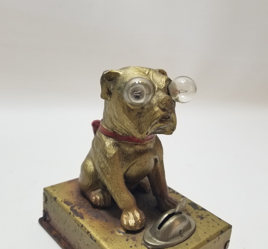 OTURAN KÖPEK FİGÜRLÜ ANTİKA LAMBA