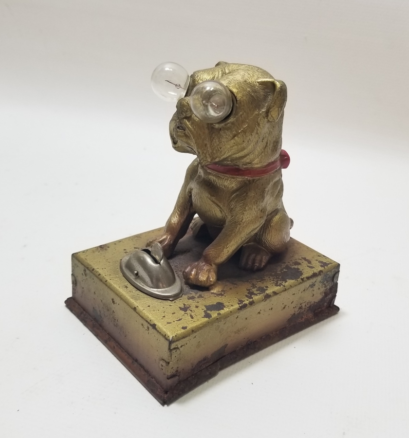 OTURAN KÖPEK FİGÜRLÜ ANTİKA LAMBA