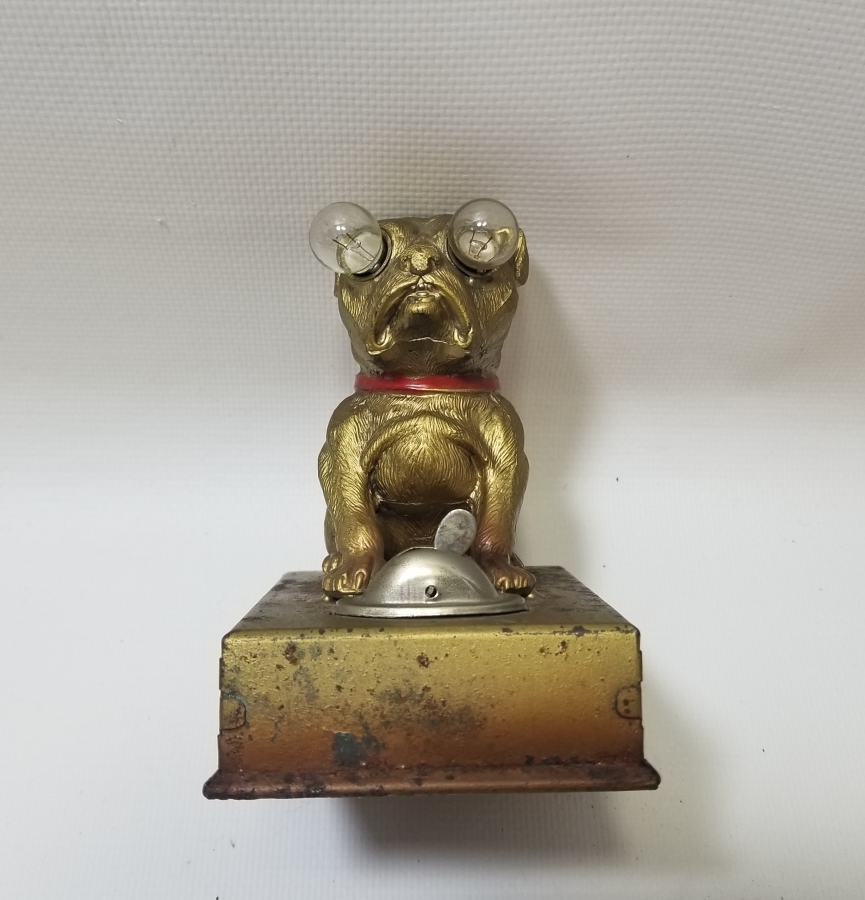 OTURAN KÖPEK FİGÜRLÜ ANTİKA LAMBA