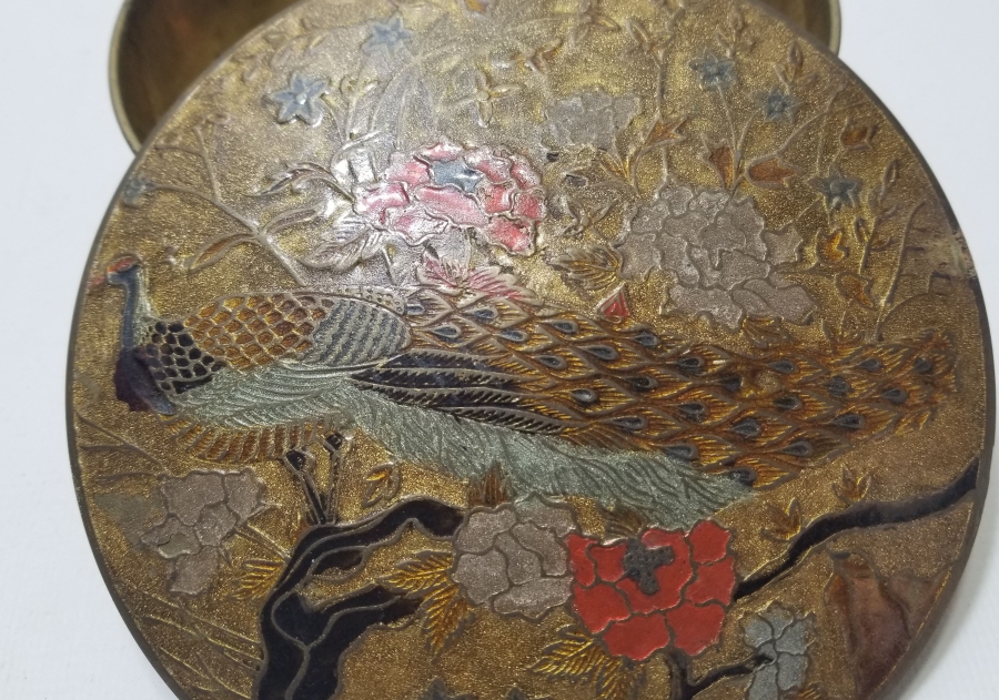 ÜZERİ MİNE İŞÇİLİKLİ ANTİKA KAPAKLI KUTU