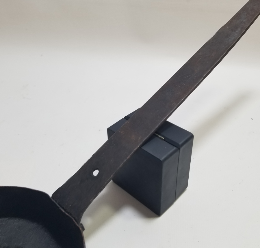 ASKISI YILAN BAŞI FORMUNDA OSMANLI DÖNEMİ KAHVE KAVURMA TAVASI