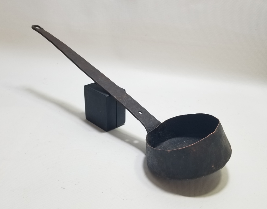 ASKISI YILAN BAŞI FORMUNDA OSMANLI DÖNEMİ KAHVE KAVURMA TAVASI